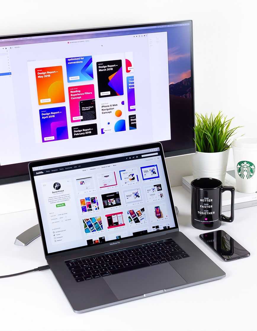 info-11 Bürosetup: Bildschirm, Laptop, Kaffeetasse, Handy und eine Pflanze am Schreibtisch.